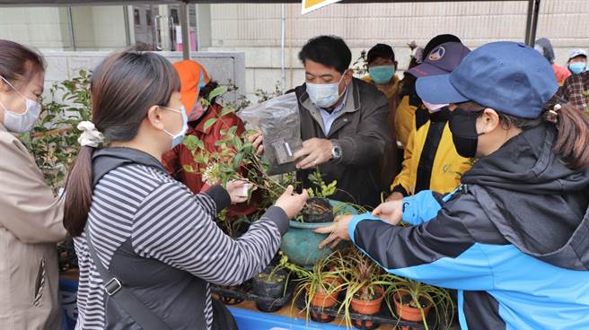 金门县林务所今年再与5乡镇公所合办「捐发票换树苗」活动，今天在金湖镇吸引大批乡亲。（金湖镇公所提供）