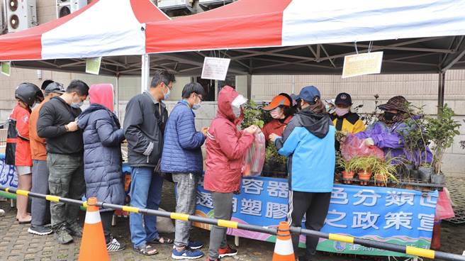 金门县林务所今年再与5乡镇公所合办「捐发票换树苗」活动，今天在金湖镇吸引大批乡亲，发票将全数捐赠公益团体华山基金会。（金湖镇公所提供）