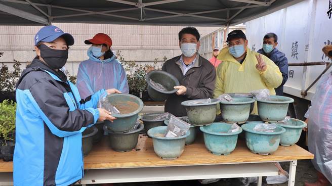 现场也由县环保局发放自制的厨余堆肥，可增加土壤的肥力。（金湖镇公所提供）