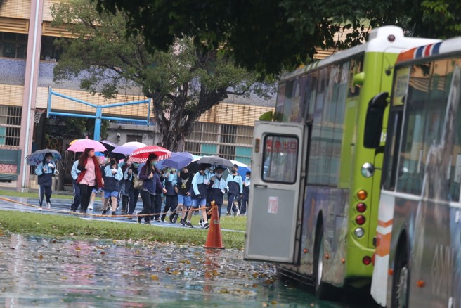 北市护理师确诊扩大，某国中校园师生接受筛检。（杜宜谙摄）