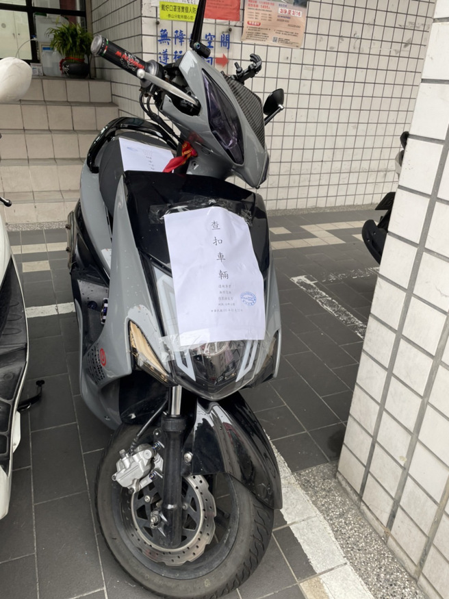 改管車清晨噪音擾人清夢，林口警強勢執法開單扣車。(林口分局提供)