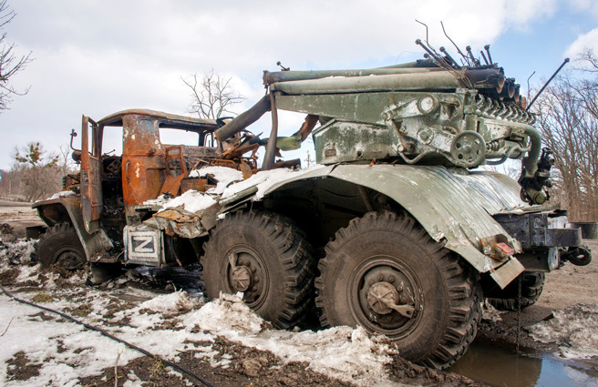 俄軍進攻烏克蘭進度受阻，美國官員指出，目前俄軍主要面臨3大問題，包括士氣不振、指揮鏈、以及過度依賴義務役軍人等。圖為烏克蘭境內受損的俄軍軍車。（資料照／美聯社）
