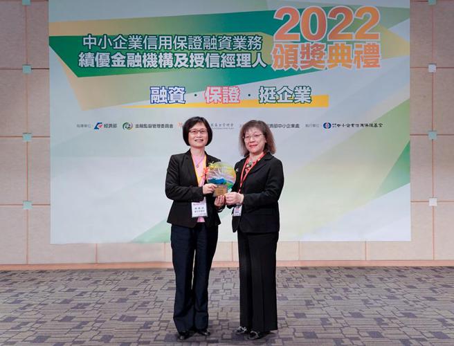 （第一银行14度荣获信保金质奖肯定，由金管会副主委邱淑贞颁奖(左)、第一银行总经理郑美玲(右)代表受奖。图／第一银行提供） 