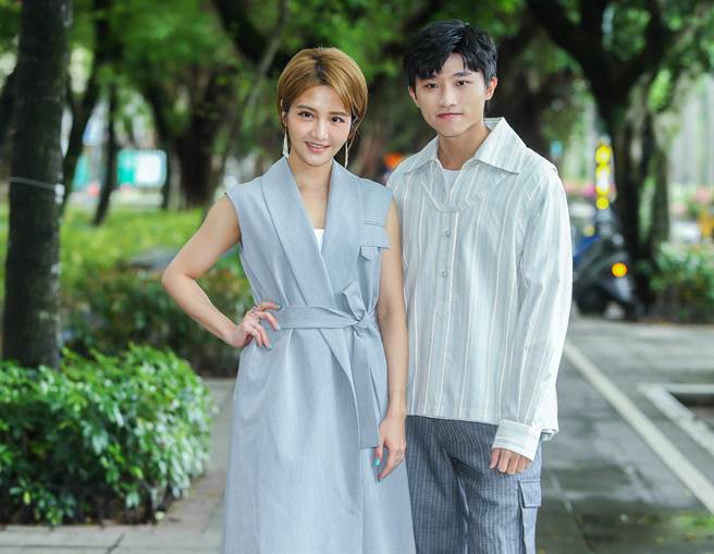 李宣榕偕师弟陈宇祥一同出席所属福茂唱片春酒。（粘耿豪摄）