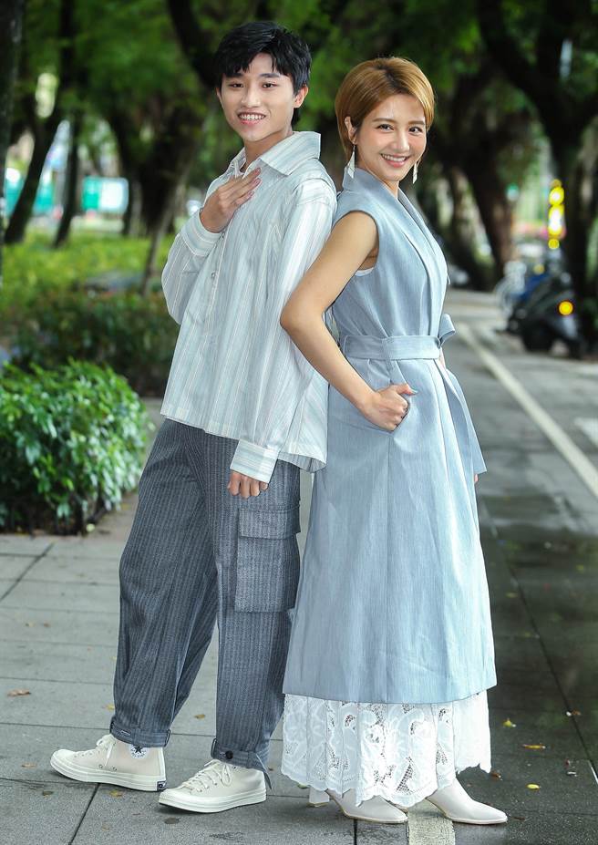 李宣榕偕师弟陈宇祥一同出席所属福茂唱片春酒。（粘耿豪摄）