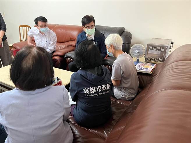 303大停电造成2名高雄市长辈因呼吸器无法运作供给氧气而过世，高雄市长陈其迈今日亲自拜访慰问家属。(高雄市新闻局提供／林雅惠传真)