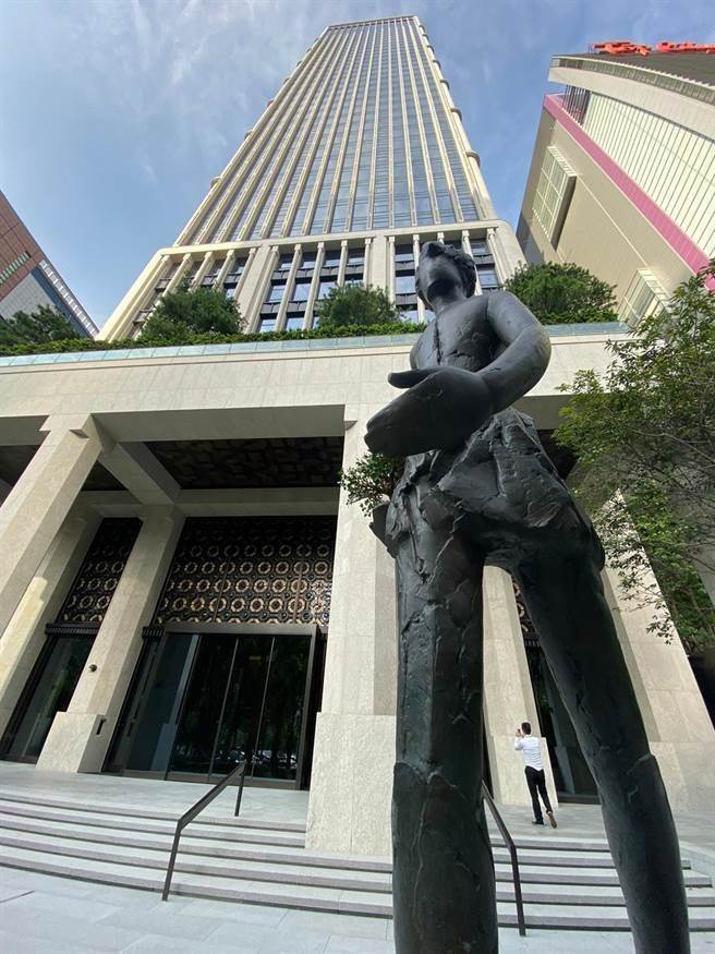 联聚建设创立联聚文教基金会，启用台中市最高办公大楼「联聚中雍大厦」三楼空间，举办联聚与谈会，首发以「谈谈食文化」为主题，与会来宾共享美好「食」光。（卢金足摄）