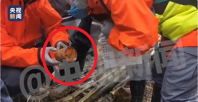 中国东方航空MU5735航班坠机第三天，国务院调查组今日（23日）下午举行记者会指出该航班的其中一个黑盒子已被发现。（翻摄 央视新闻）