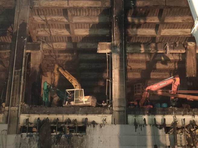 市议员张桂绵指出目前怪手仅在4楼作业。（市议员张桂绵提供／陈梦茹桃园传真）