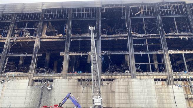 桃园市议员23日至美福仓储考察，炮轰业者清运速度太慢，空污问题使得民怨沸腾。（市议员张桂绵提供／陈梦茹桃园传真）