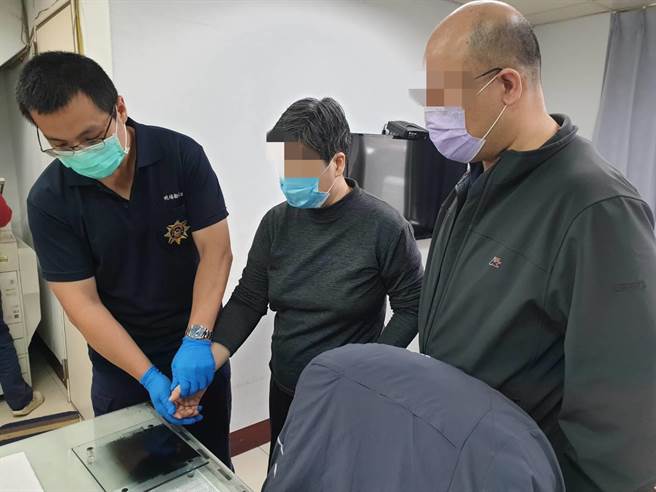 精障妇人迷途，大园警方助其返家外，另也协助她做指纹建檔。（大园警分局提供／陈梦茹桃园传真）