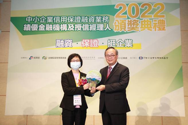 （臺湾企银获颁纾困振兴奖等7大奖，由金管会副主委邱淑贞(左)颁奖予臺湾企银总经理张志坚(右)。图／臺湾企银提供）