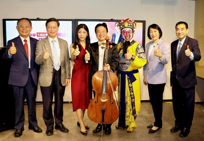 （華南銀行於台大分行舉辦午間音樂會，左起為華南銀行董事長張雲鵬、台灣大學副校長張上淳、鋼琴家呂冠葶、大提琴家張正傑、京劇大腕朱陸豪、台灣大學副校長周家蓓、華南銀行副董事長林知延。圖／華南銀行提供）