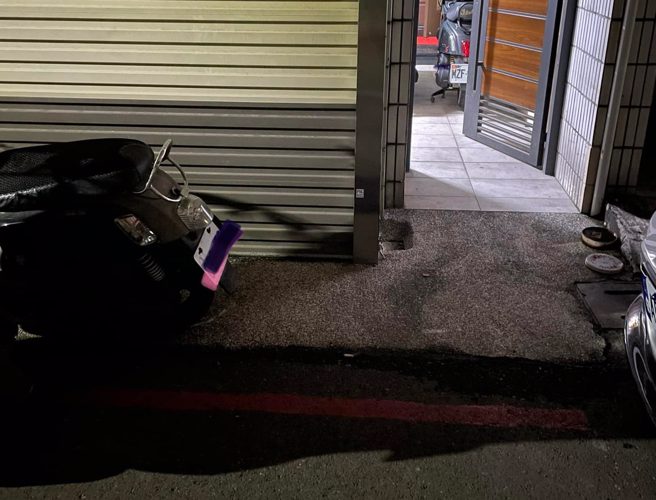 该名女网友的朋友来家里作客，机车停在自家门前，却被邻居检举违规停车。（图／翻摄自脸书社团爆怨公社）