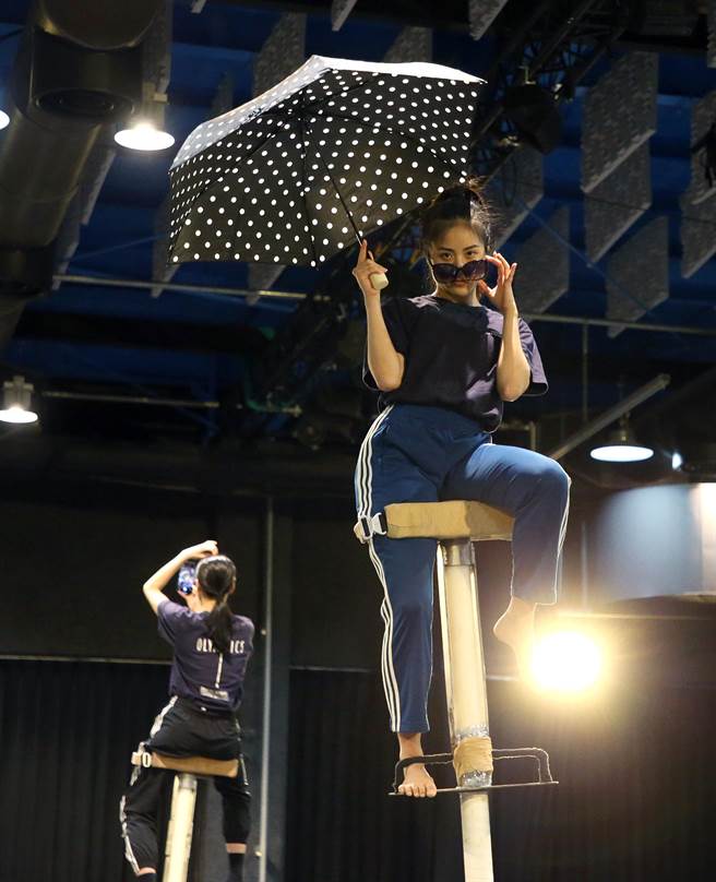 舞者站上3公尺高的特殊高台，模拟家将神祇、槟榔西施、布袋人偶、芭比娃娃等肢体动作，与观眾互动。国家文艺奖得主、编舞家何晓玫作品《默岛新乐园》，取材热闹的庙会活动，呈现台湾岛屿眾生相，以及在地文化现象。（赵双杰摄）