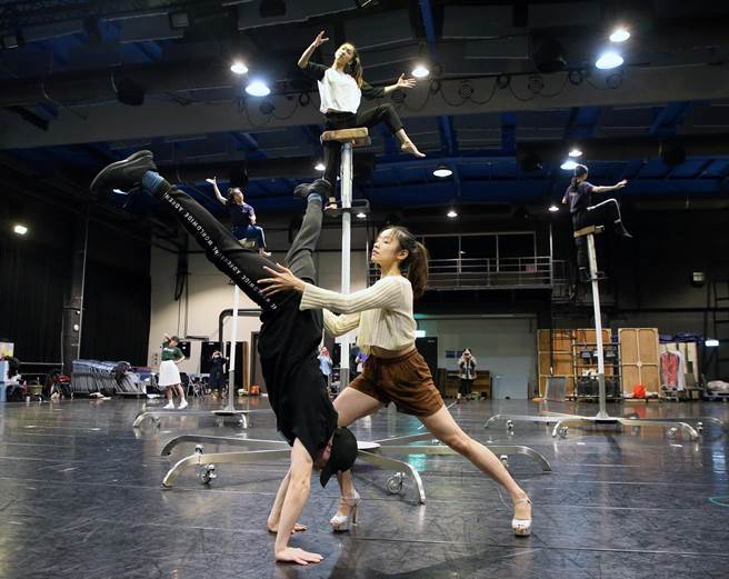 舞者站上3公尺高的特殊高台国家文艺奖得主、编舞家何晓玫作品《默岛新乐园》，取材热闹的庙会活动，呈现台湾岛屿眾生相，以及在地文化现象。（赵双杰摄）