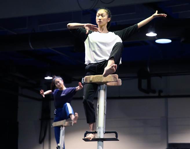 舞者站上3公尺高的特殊高台，模拟家将国家文艺奖得主、编舞家何晓玫作品《默岛新乐园》，取材热闹的庙会活动，呈现台湾岛屿眾生相，以及在地文化现象。（赵双杰摄）