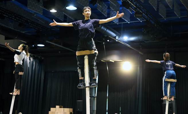 台北表演艺术中心的试营运节目之一，国家文艺奖得主、编舞家何晓玫作品《默岛新乐园》，取材热闹的庙会活动，呈现台湾岛屿眾生相，以及在地文化现象。（赵双杰摄）