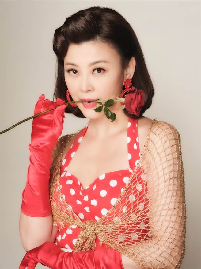 方馨在《美丽人生》饰演一名酒吧老板娘。（台视提供）