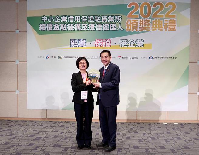 （华南银行荣获中小企业信保基金颁发「中小企业信用保证融资业务绩优金融机构及授信经理人」四大奖项，其中「信保金质奖」及「纾困振兴奖」由金管会副主委邱淑贞(左)颁奖，华南银行副董事长林知延(右)代表领奖。图／华南银行提供）