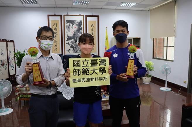 北门高中体育班李亮颐（中）繁星录取台湾师范大学体育与运动科学系，获校长吴俊宪（左）、田径教练月健龙（右）与有荣焉。(刘秀芬摄)