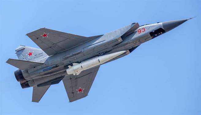 「匕首飞弹」是俄罗斯的极音速弹道空对地导弹，可携带核弹头。 图为俄罗斯空军米格（MiG）-31战机搭载「匕首」高超音速空射飞弹的画面。（达志影像/Shutterstock）