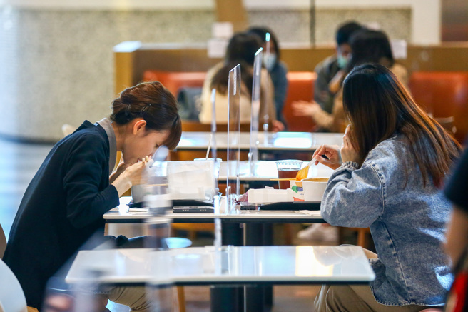 经济部今天发布2月零售、餐饮营业额，各年增0.2％、0.1％，几乎于与去年同月持平。（示意图，陈麒全摄）