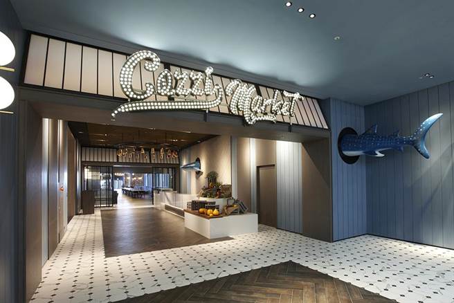 【Blu Night宿海奇遇】將在Cozzi Market逸‧市集用餐，以海濱碼頭市集為設計概念，更增添行程中的海洋氛圍。（國泰飯店觀光事業提供）