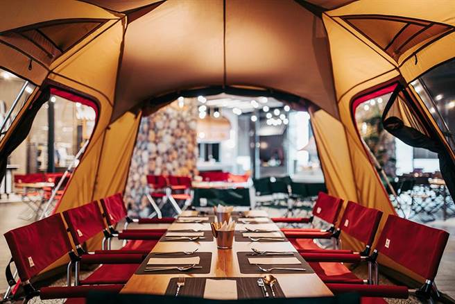 【Blu Night宿海奇遇】Cozzi Market逸‧市集獨家專屬SNOW PEAK室內露營區享受野餐趣。（國泰飯店觀光事業提供）