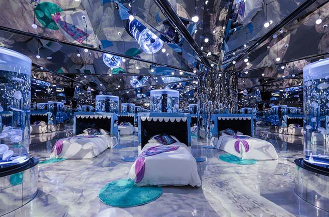 【癒見水母】眠區適合時尚網紅的冒險者們下榻，炫斕燈光變化下欣賞療癒的水母為冒險家們補足正能量。（國泰飯店觀光事業提供）