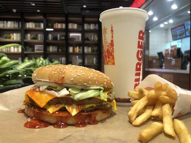 汉堡王将草莓酱搭配牛肉排上市，新奇滋味令人好奇。（汉堡王提供）