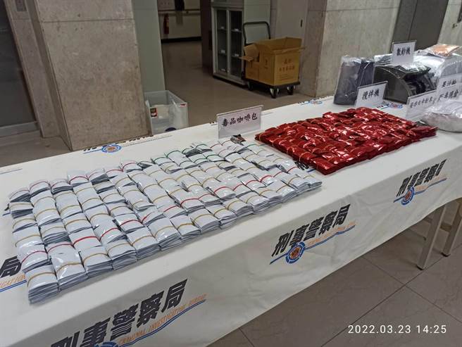 警方查扣毒咖啡包成品1500包、安非他命粉末2袋、果汁粉一批、封口機、研磨工具及分裝器具等贓證物。(翻攝照片／林郁平台北傳真）