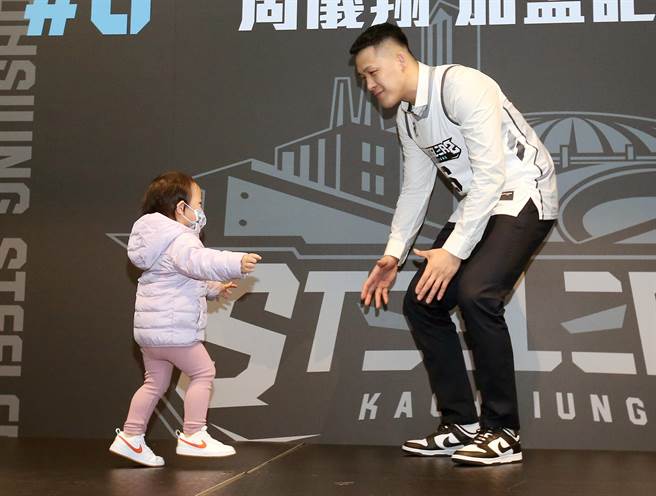 中华男篮国手周仪翔（右）23日正式签约加盟P. League＋高雄钢铁人。 加盟记者会中，周仪翔的孩子惊喜现身，为爸爸加油打气。（范扬光摄）