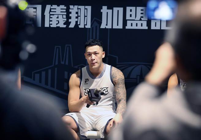 结束5年大陆CBA生涯，曾两度夺下SBL年度MVP、号称「台版LBJ」的中华男篮国手周仪翔（见图）23日正式签约加盟P. League＋高雄钢铁人。（范扬光摄）