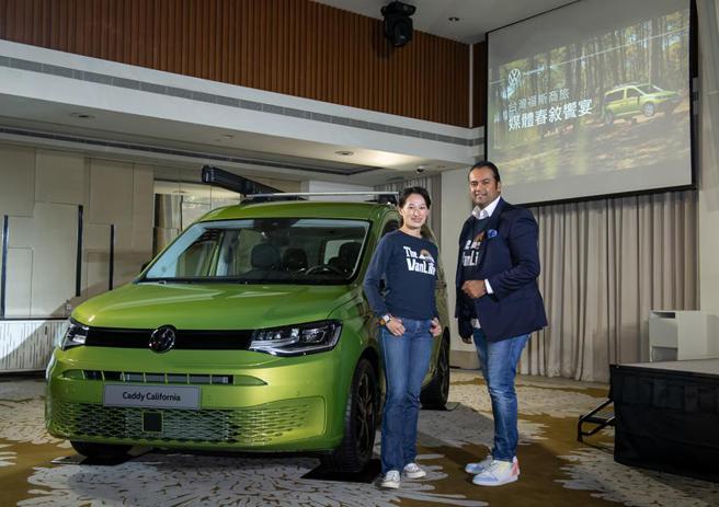 （台湾福斯商旅总裁巫诗棻(左)、奥迪福斯汽车集团总裁安萨瑞(右)，为最新款露营车Caddy California上市站台。图／业者提供）