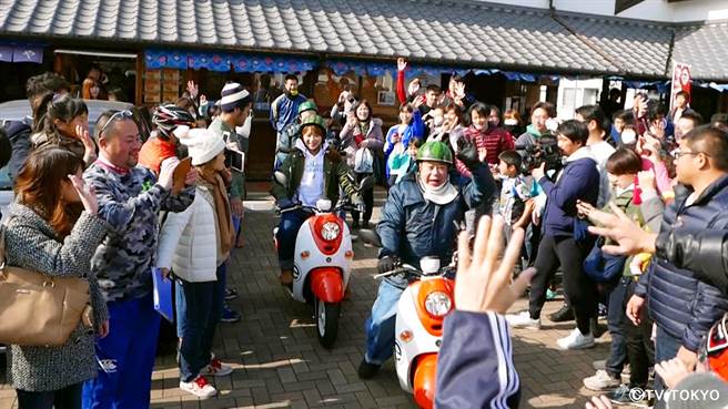 出川哲朗外景所到之處都受到熱烈歡迎。（民視提供）