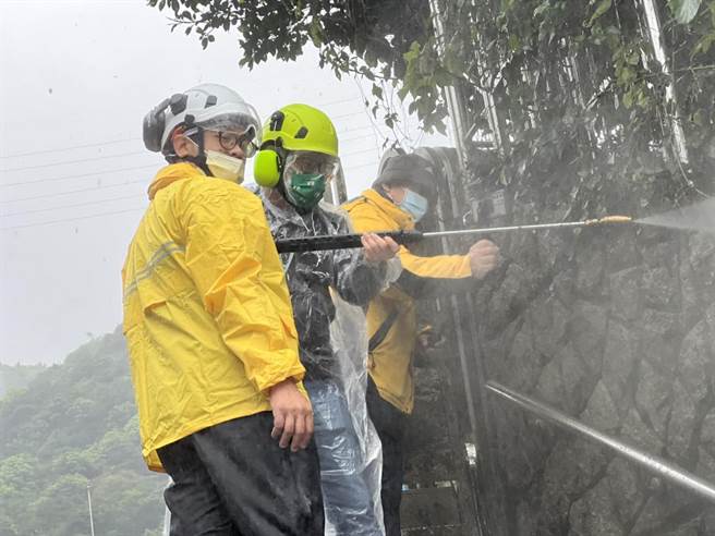 「做工的人」作者林立青與校方合作，聘請無家者清洗校園內環境，幫助實現自力更生、回饋社會。（市議員童子瑋提供／陳彩玲基隆傳真）