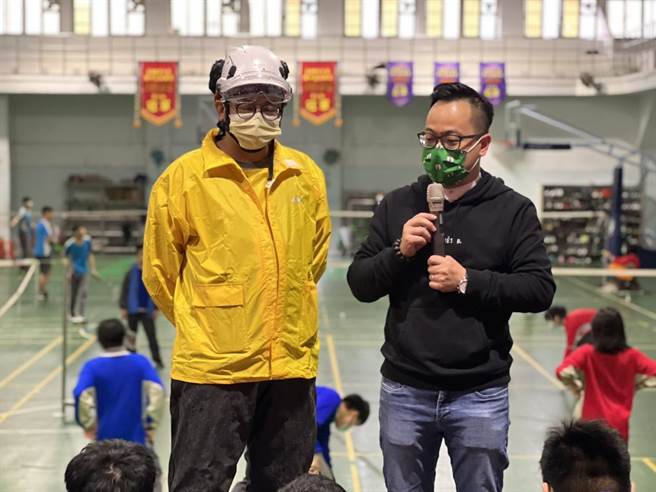 市議員童子瑋（右）認為，「議發光」課程是現在社會須關注的議題。（市議員童子瑋提供／陳彩玲基隆傳真）