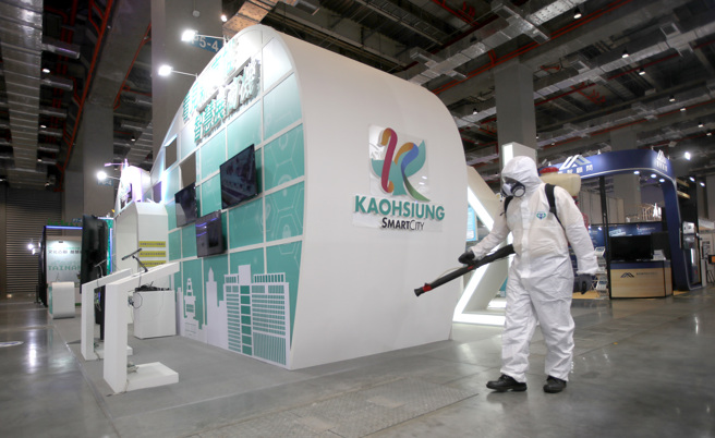2022智慧城市展於南港展覽館進行，驚爆3名外賓確診，讓國內首採專案泡泡踢到鐵板。圖為消毒人員進入進行清消。（資料照，鄭任南攝）