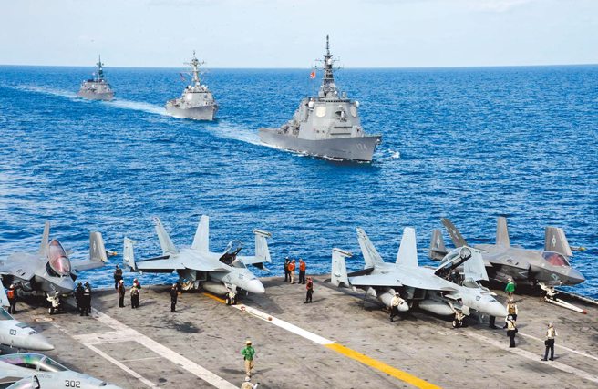 图为美与日本等多国海军在菲律宾海联合军演。（摘自美军印太司令部官网）
