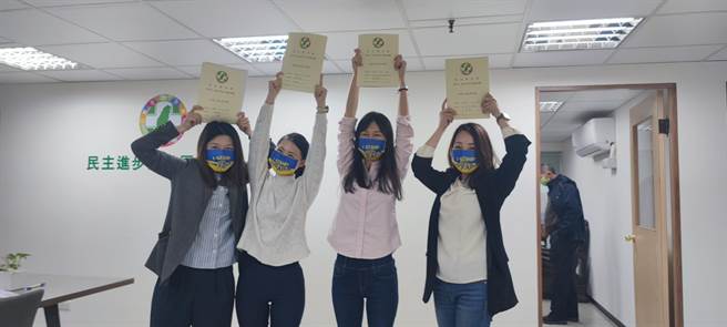 民進黨桃園市黨部開放市議員參選人登記，女力也不落人後。（賴佑維攝）