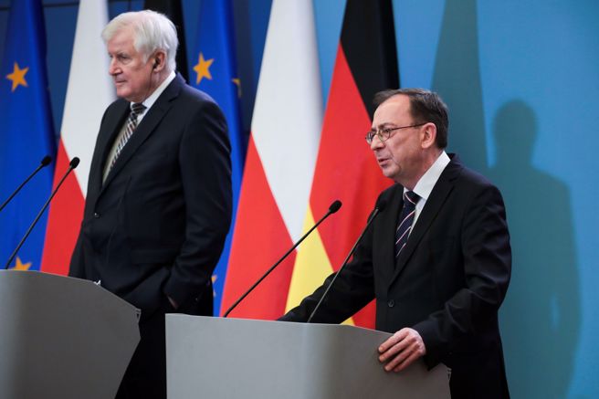 (右)波兰内政部长卡明斯基（Mariusz Kaminski）。 (图/路透社) 