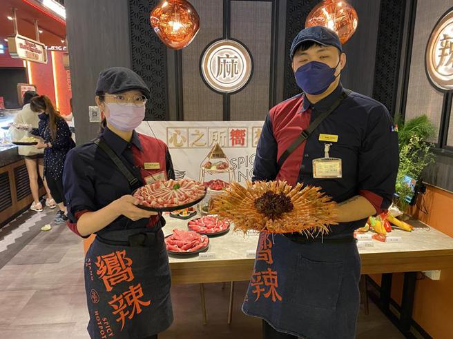 （「向辣和牛麻辣锅」是王品集团第一次结合锅物与调酒、主打餐酒馆风格的麻辣锅品牌。图／曾丽芳）