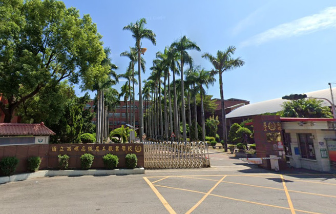 云林县西螺农工进修部有学生今天PCR二採阴转阳，西螺农工晚间宣布进修部从今天起至30日预防性停课。（图／翻摄Google Maps）