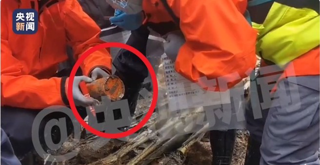 中国东方航空MU5735航班坠机第三天，国务院调查组今日（23日）下午举行记者会指出该航班的其中一个黑盒子已被发现。（翻摄 央视新闻）