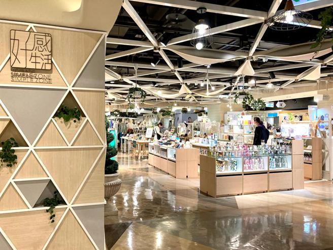 （京站迎来母亲节购物季，逾60柜改装备战。图／李丽满）