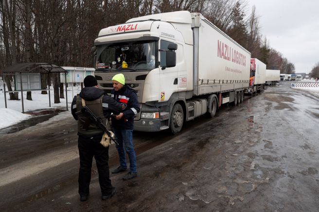 近期發生示威群眾集結在波白邊境，阻止進入白俄從事貿易的卡車。  (圖/路透社) 