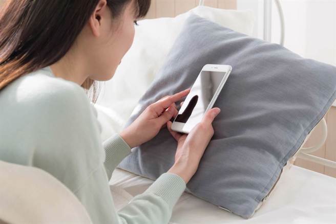 有网友分享自己Candy Crush已经玩到顶，引起乡民们热议。（示意图／Shutterstock）