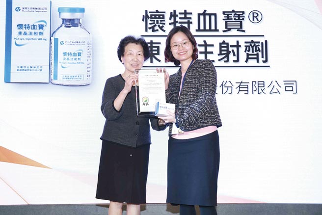 怀特新药长期投入癌症防治，研发上市新药获SNQ标章肯定，并于去年3月纳入健保给付；图为怀特生技总经理李伊玲（右）。图／怀特生技提供