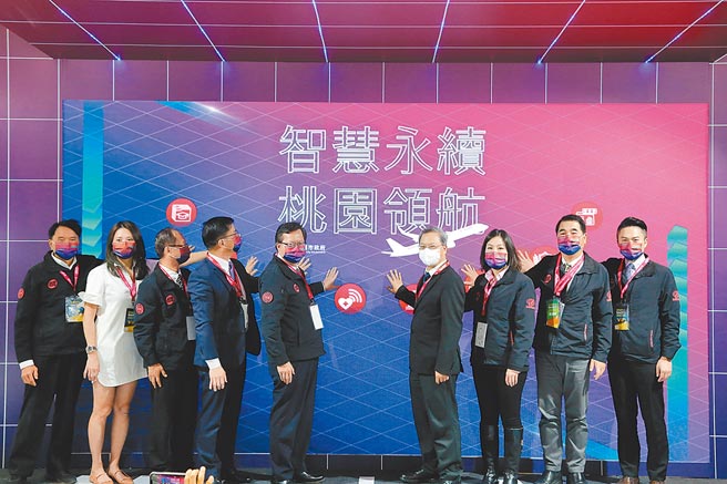 国发会主委龚明鑫（右四）、桃园市长郑文灿（左五）与市府首长共同启动2022智慧城市展，象徵智慧永续领航桃园。图／桃园市政府提供